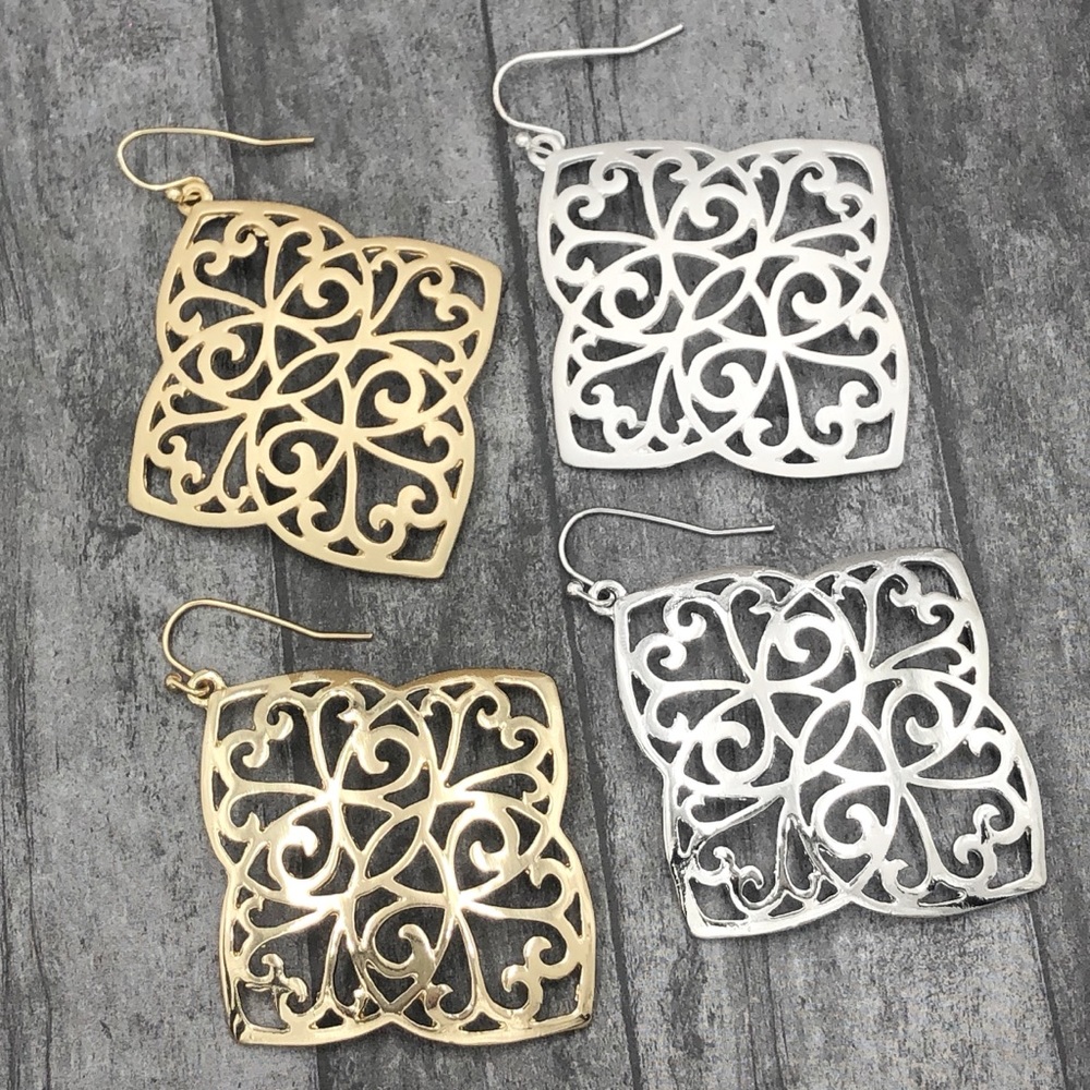 🌼 Filigree Swirl Quatrefoil Dangle Earrings